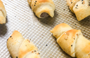 breakfast pigs in a blanket featured image